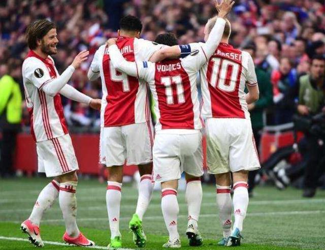  里昂主场灯光秀造势，球迷助威声助推球队大胜弱旅